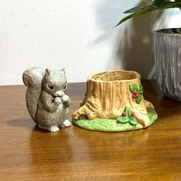 Franklin Mint Woodland Surprises Squirrel Porcelain Figurine in Tree Trunk 1984 - Picture 1 of 7